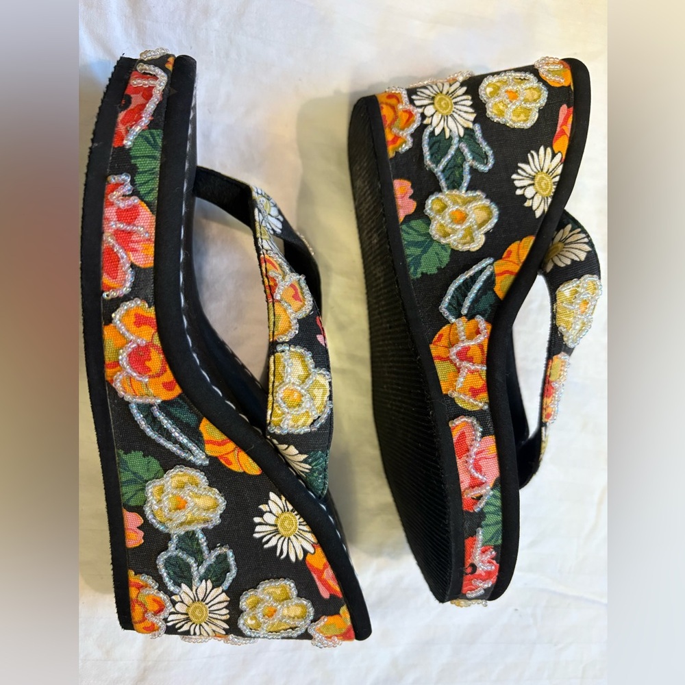 Rampage beaded floral thong platform wedge size 6